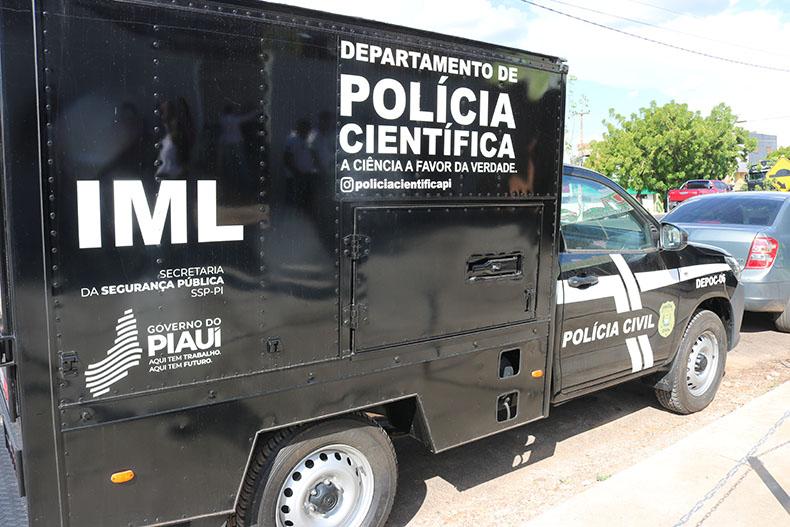 Jovem é morto com cerca de 14 tiros dentro de residência em Oeiras