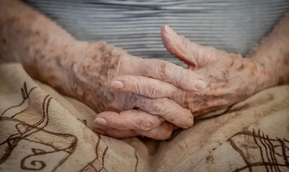 Projeto em análise na Câmara prevê benefício para pessoas com 60 anos ou mais em situação de vulnerabilidade inscritas no CadÚnico.