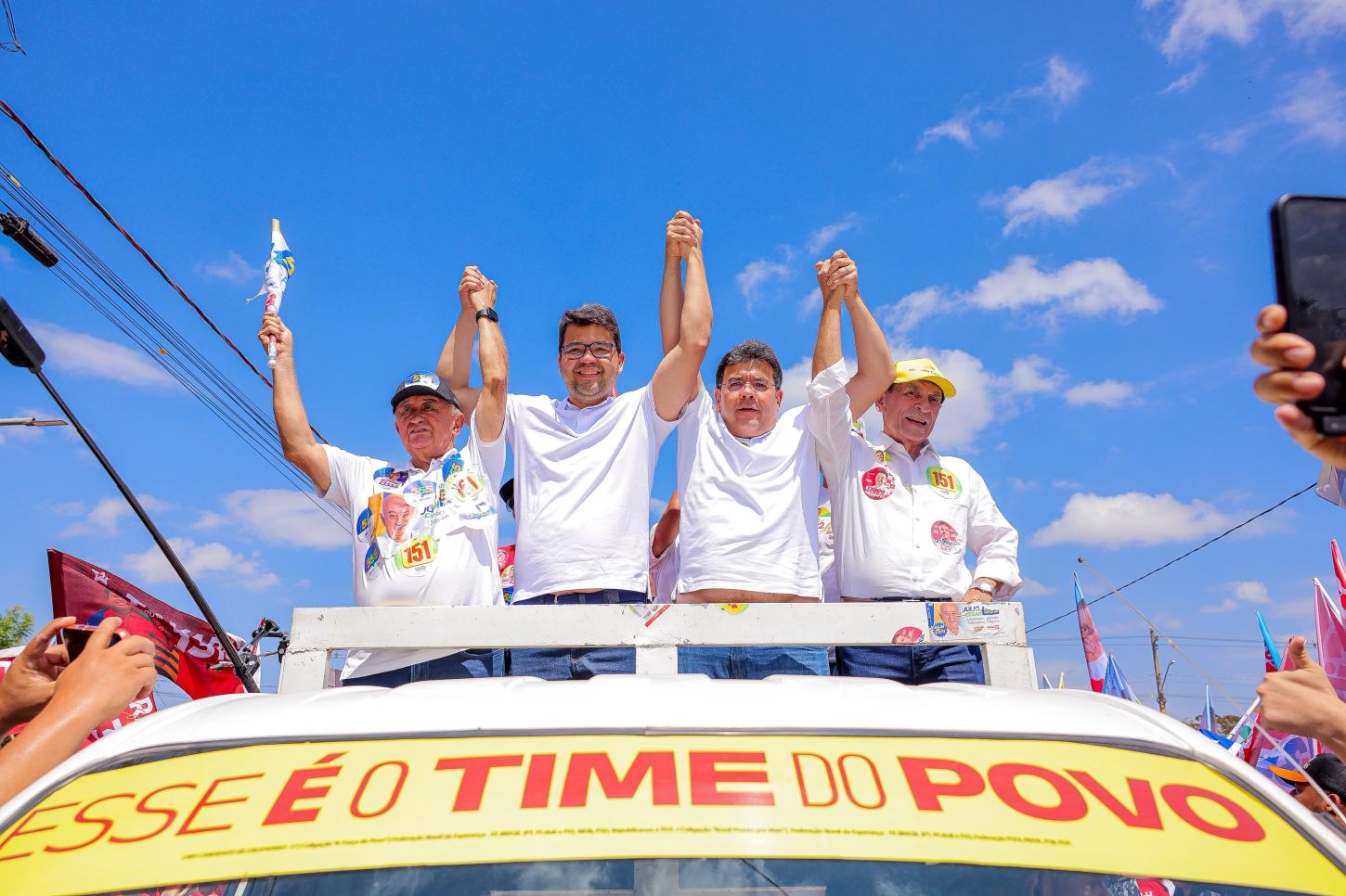 Rafael Fonteles destaca segurança e oportunidades para jovens durante carreata em Teresina