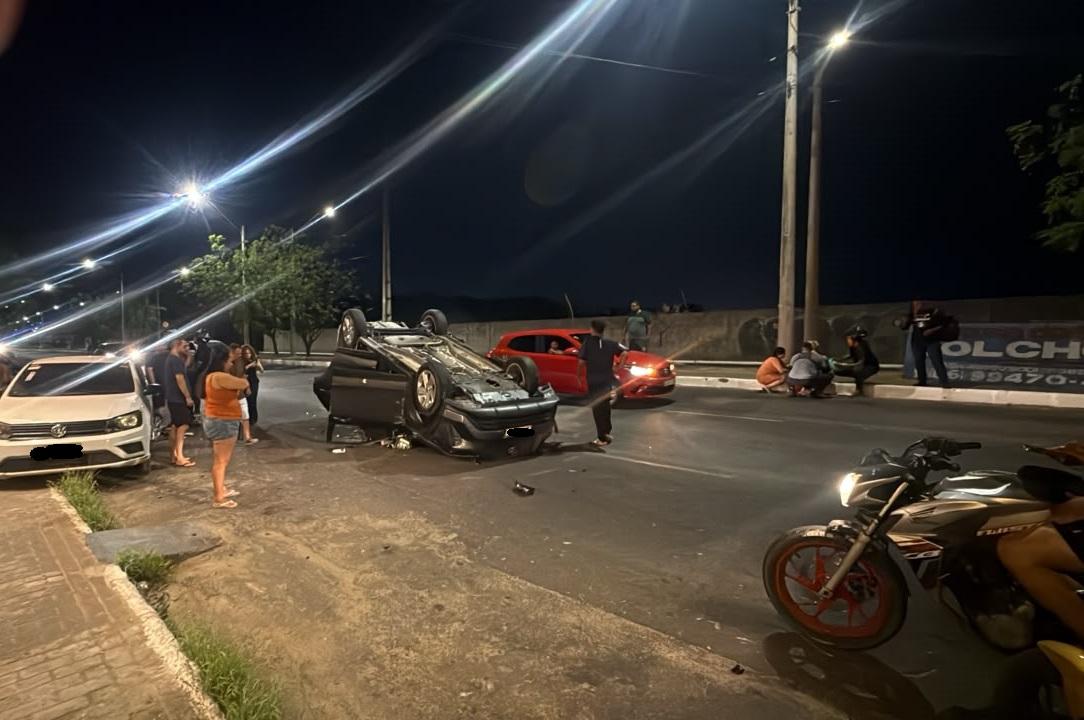 Carro capota após colidir com outro veículo em Teresina
