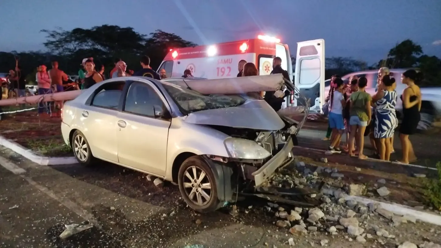 Casal fica ferido após bater carro contra poste na zona Leste de Teresina