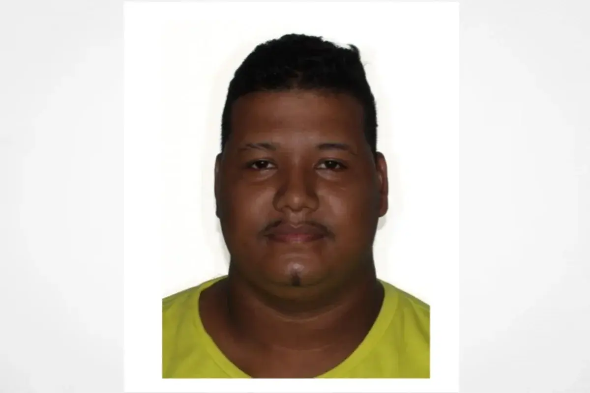 Criminosos com coletes da polícia arrombam casa e executam homem em Teresina