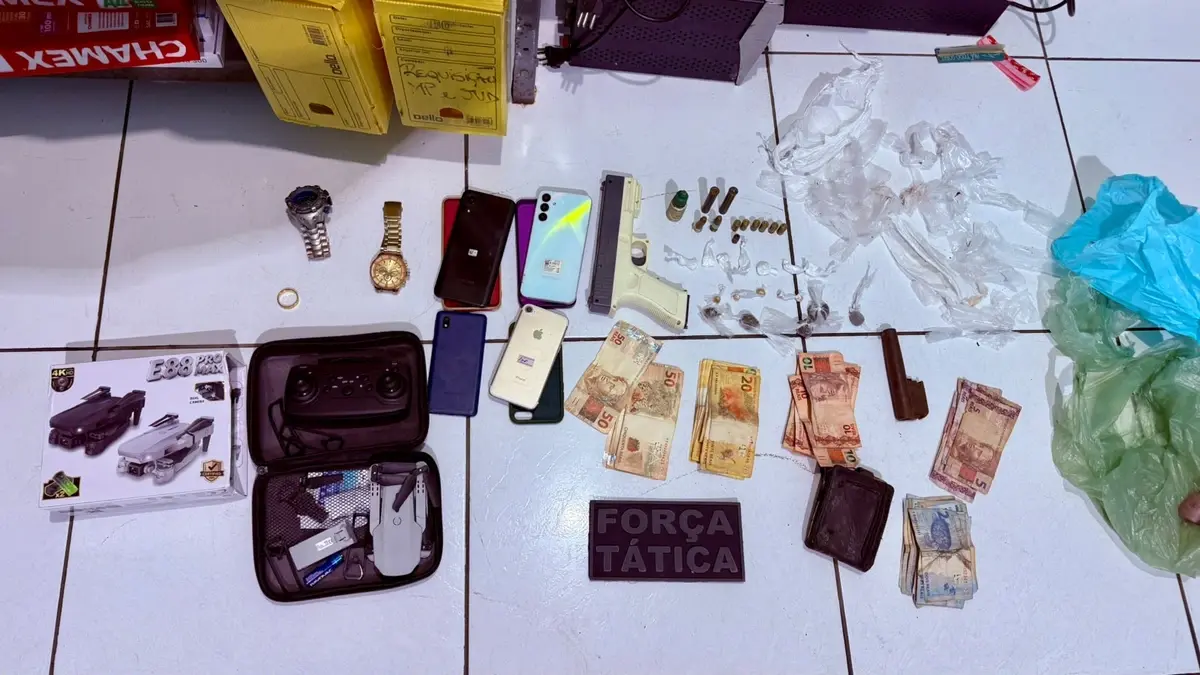 Dupla é detida com armas e drogas dentro de residência em Várzea Grande do Piauí