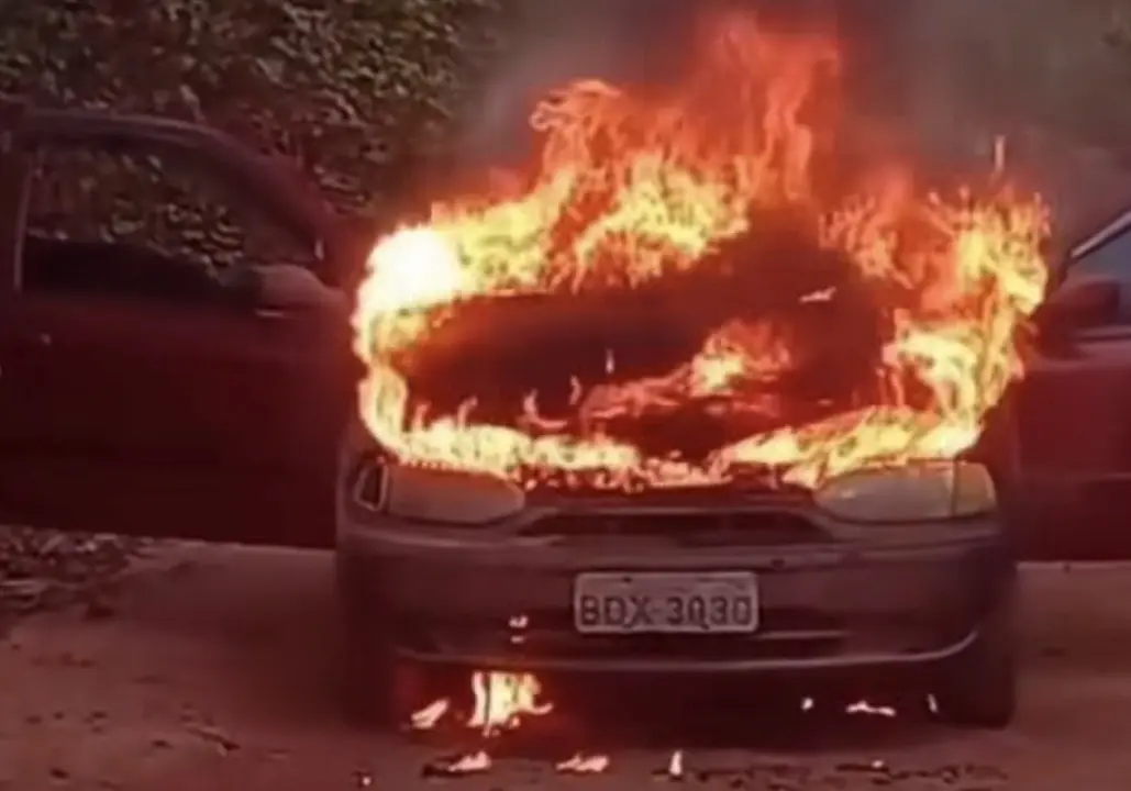 Família perde carro e pertences após veículo pegar fogo em Barras