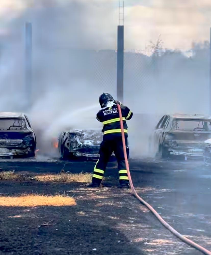 Incêndio de grandes proporções atinge depósito de veículos na Avenida Beira Rio em Picos