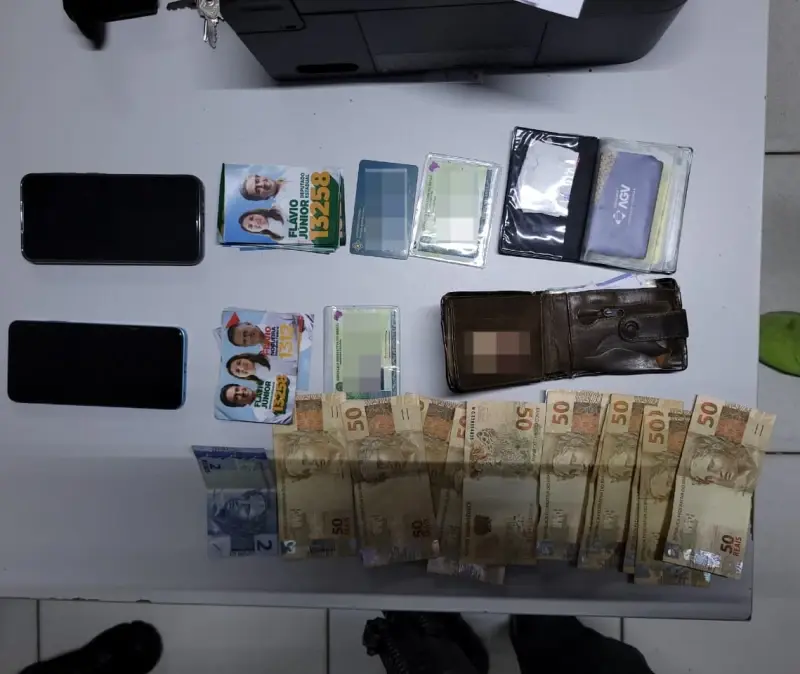 Irmãos gêmeos são presos por suspeita de compra de votos e boca de urna no litoral