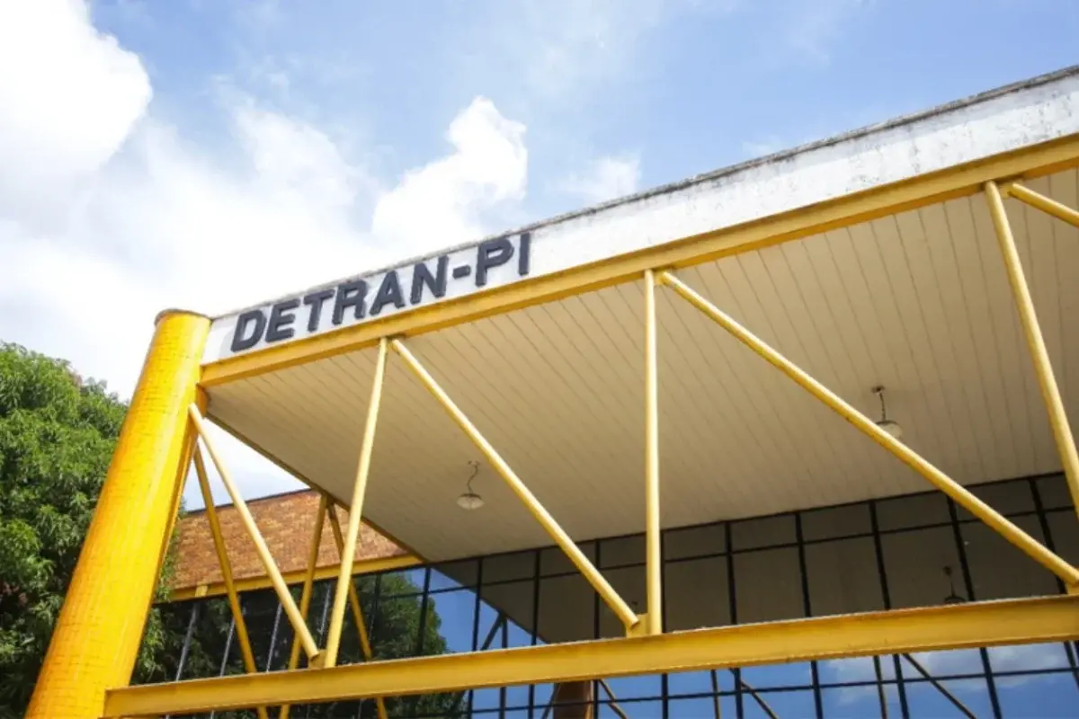 Justiça determina que Detran-PI ofereça intérpretes de Libras e proíbe cobrança extra para obter CNH
