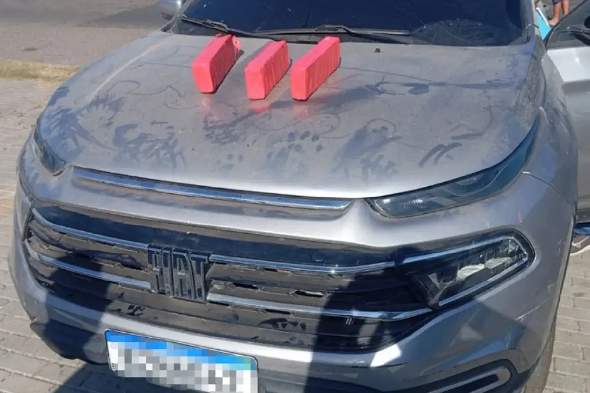 PM apreende carro clonado com drogas em Parnaíba e detém mulher