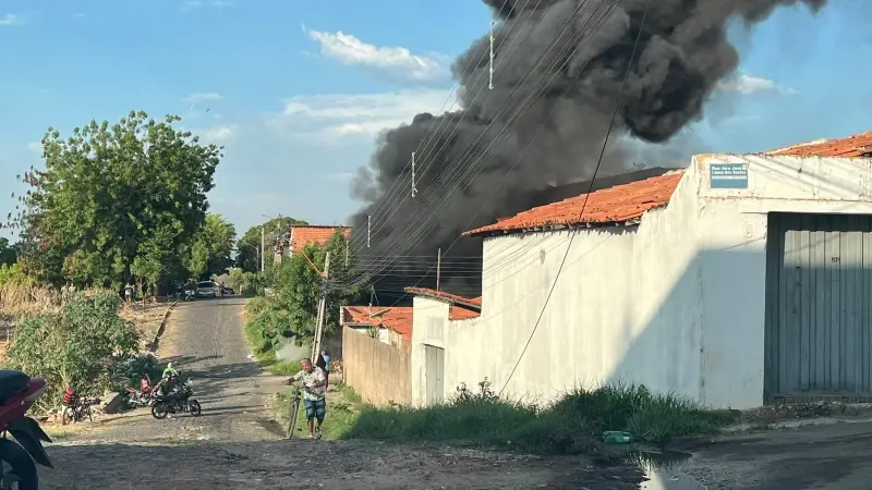 Moradores já cobravam reparos na fiação que pode ter causado o incêndio.