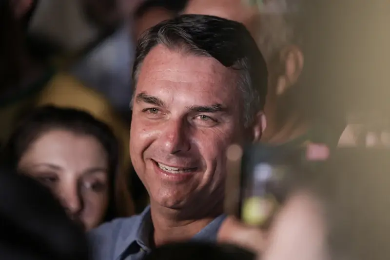 Flávio Bolsonaro critica fim da escala 6x1 e diz ter proposta "infinitamente melhor"