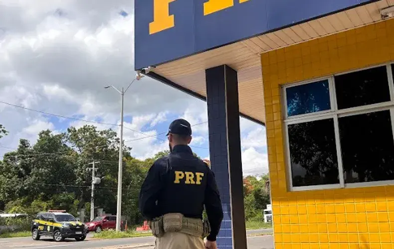PRF apreende R$ 67 mil e material de campanha em carro no Piauí