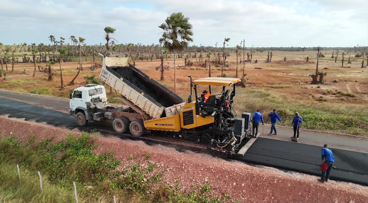 Com investimento de R$ 3,2 milhões, obra de pavimentação asfáltica avança no acesso à praia Pedra do Sal em Parnaíba