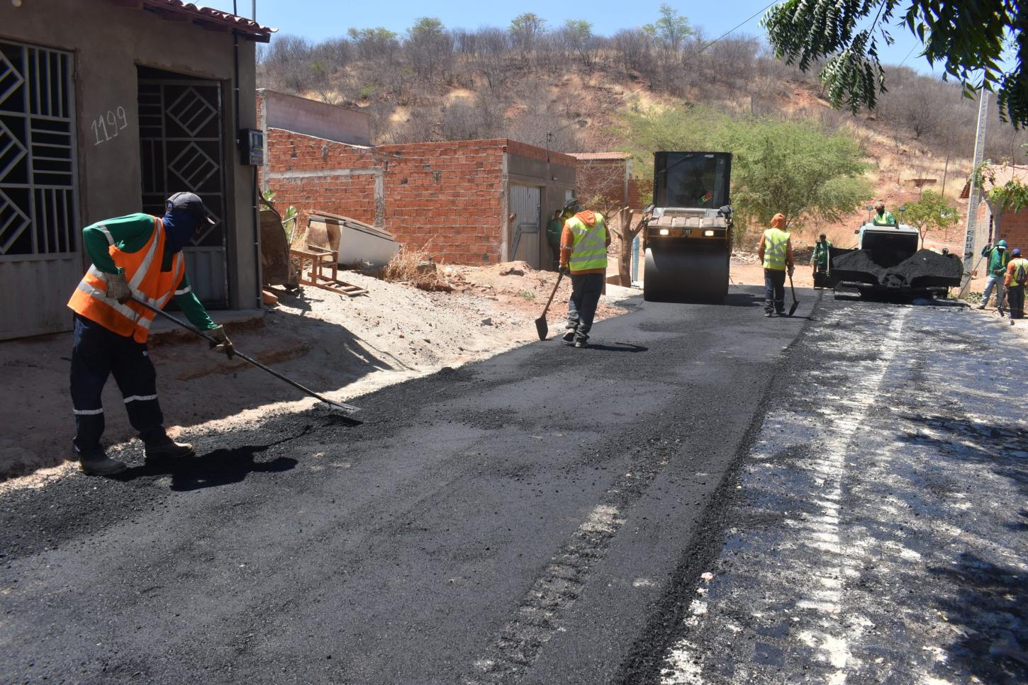 Prefeitura de Picos asfalta nove ruas do Bairro Parque de Exposição