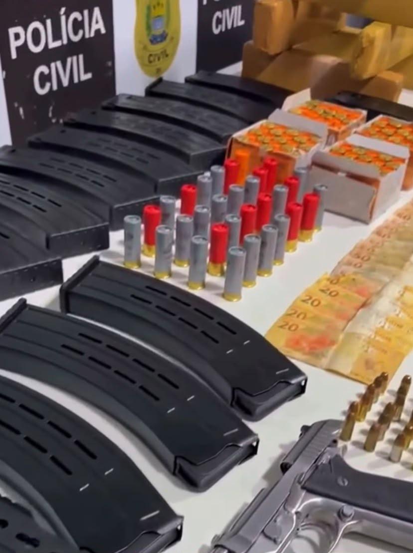 PM apreende cinco fuzis, pistola, munições e drogas em residência de Teresina