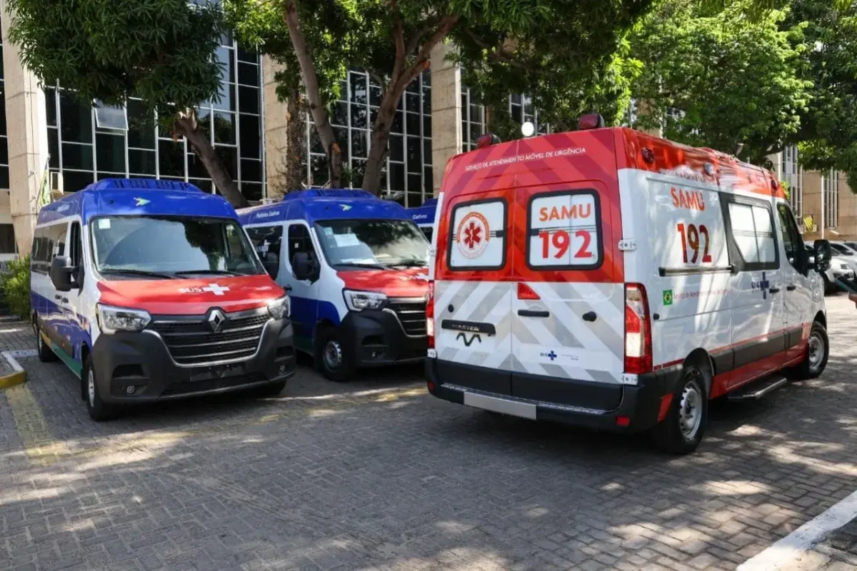 Governo do Estado entrega veículos para transporte de pacientes e ambulância do Samu a municípios piauienses