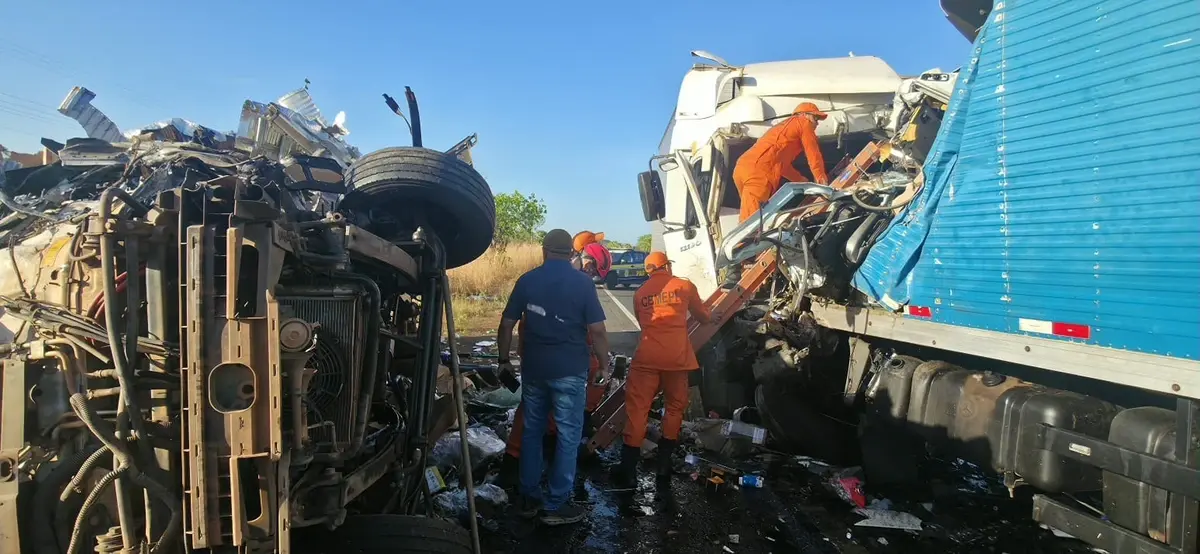 Colisão entre três caminhões deixa três motoristas mortos na BR-343, em Campo Maior