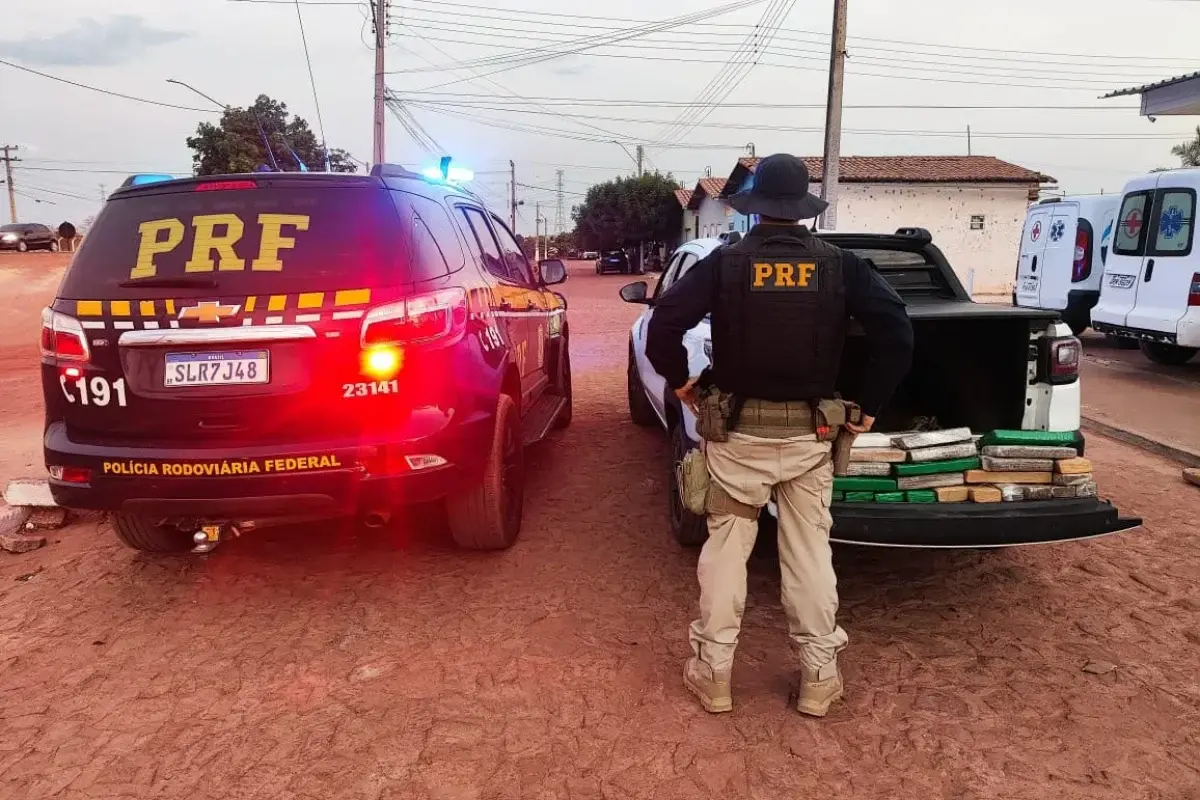 PRF apreende 50 kg de maconha na BR-316 em Marcolândia e prende dois suspeitos