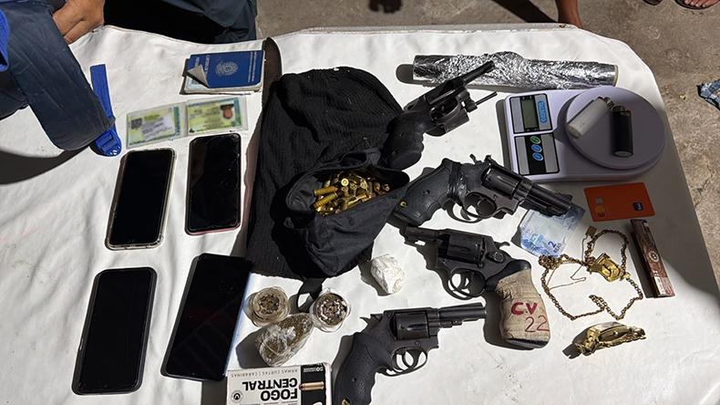 Suspeito de envolvimento na morte de radialista é preso com armas e drogas no litoral do Piauí