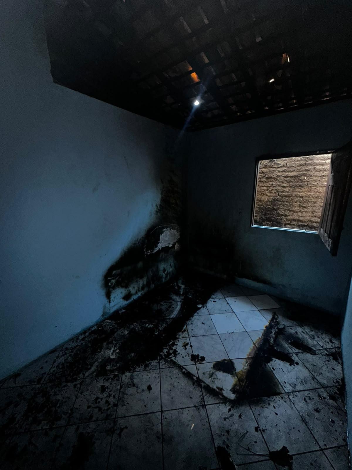 Ventilador pega fogo e incêndio destrói parte de casa em Piripiri
