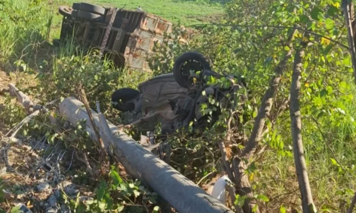 Caminhão tomba na zona Norte de Teresina, atinge carro e derruba poste; mulher fica ferida