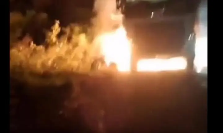 Carreta pega fogo em Monsenhor Gil e mobiliza bombeiros no povoado Baixa Grande