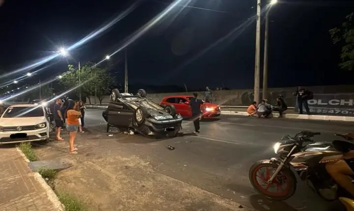 Carro capota após colidir com outro veículo em Teresina