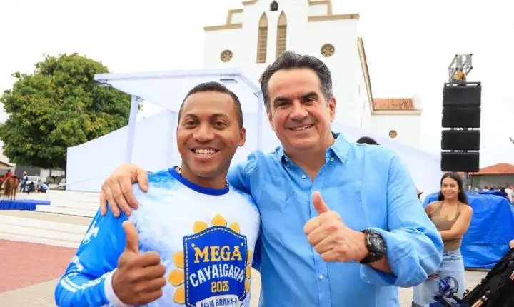 Ciro Nogueira visita Água Branca e posa ao lado da nova estátua de Nossa Senhora