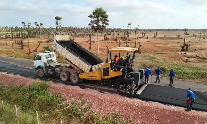 Com investimento de R$ 3,2 milhões, obra de pavimentação asfáltica avança no acesso à praia Pedra do Sal em Parnaíba