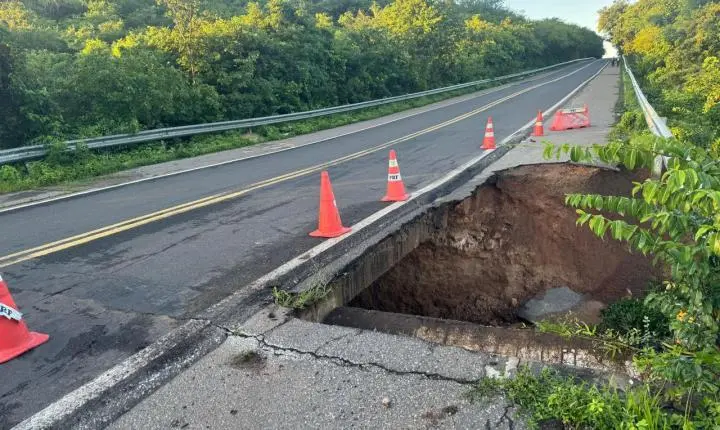 Cratera interdita totalmente a BR-343 entre Buriti dos Lopes e Parnaíba