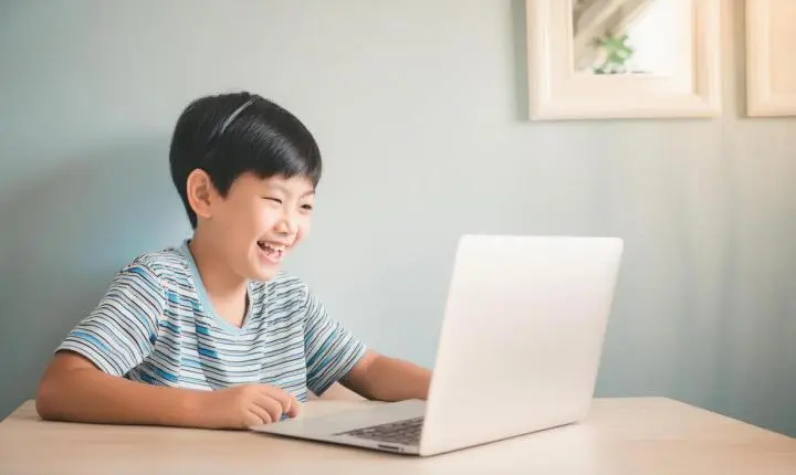 Crianças e adolescentes poderão precisar de autorização judicial para produzir conteúdo na internet