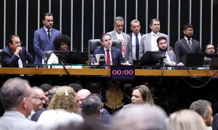 Deputados do Piauí votam a favor do fim da escala 6x1; confira