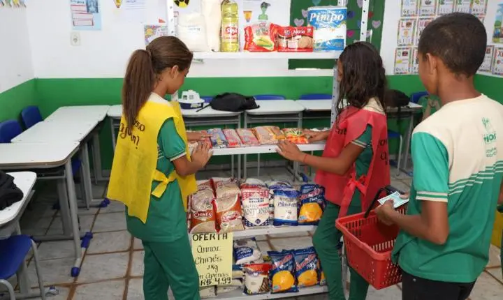 Feira de Educação Financeira promove aprendizado prático e protagonismo dos alunos em escola de Torrões
