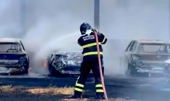 Incêndio de grandes proporções atinge depósito de veículos na Avenida Beira Rio em Picos