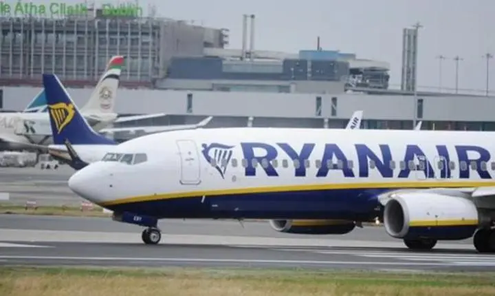 Janela se desprende durante voo da Ryanair e passageiro é parcialmente puxado para fora da aeronave