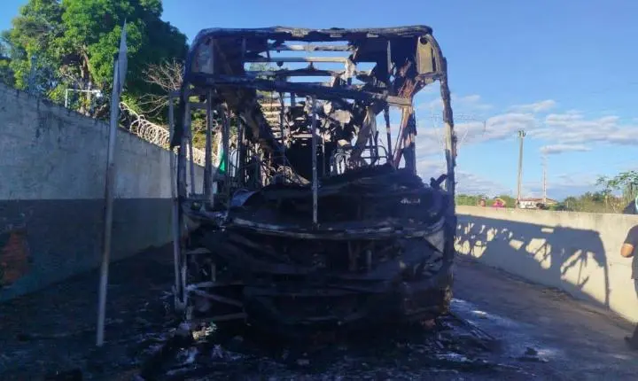 Ônibus escolar é destruído por incêndio em frente a colégio na Zona Sudeste de Teresina