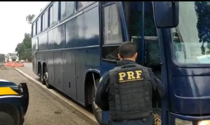PASSAGEIRO É PRESO DENTRO DE ÔNIBUS E SURPREENDE POLÍCIA EM FISCALIZAÇÃO NA BR-316