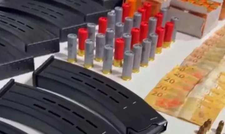 PM apreende cinco fuzis, pistola, munições e drogas em residência de Teresina