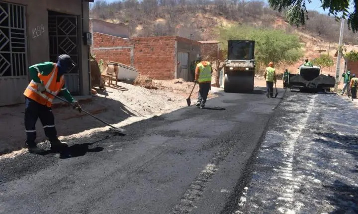 Prefeitura de Picos asfalta nove ruas do Bairro Parque de Exposição
