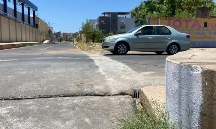Prefeitura de Picos realiza melhorias em canaletas nas vias de maior tráfego