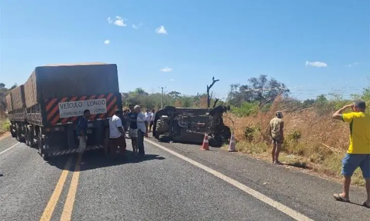 Professora de 47 anos morre após colisão entre carro e carreta na BR-316
