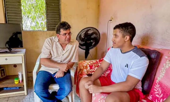 Rafael Fonteles destaca educação ao conhecer histórias de estudantes da rede pública