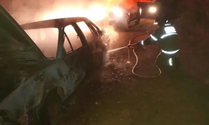 Santana é destruído por incêndio em estrada vicinal na zona rural de Oeiras