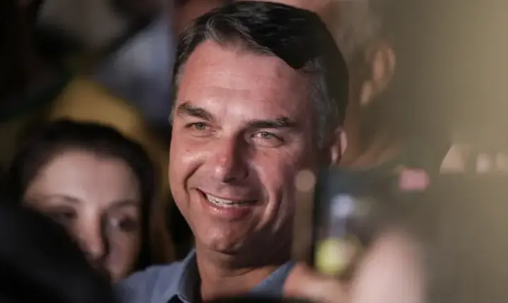Flávio Bolsonaro critica fim da escala 6x1 e diz ter proposta 