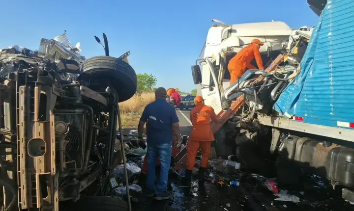 Colisão entre três caminhões deixa três mortos na BR-343, em Campo Maior