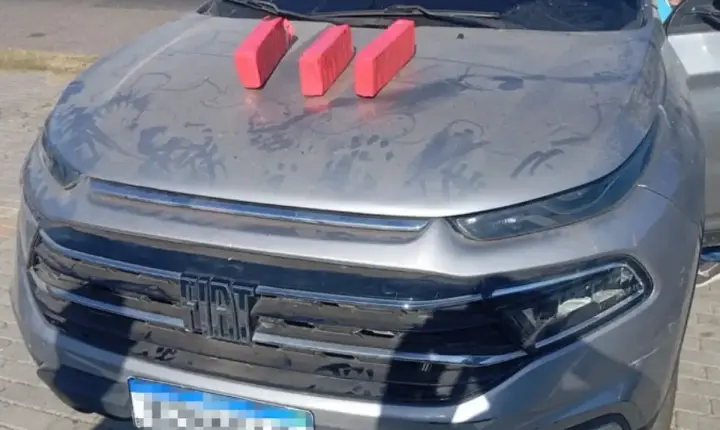PM apreende carro clonado com drogas em Parnaíba e detém mulher