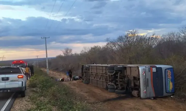 Ônibus com 10 pessoas tomba na PI-141, em São João do Piauí; uma pessoa fica ferida
