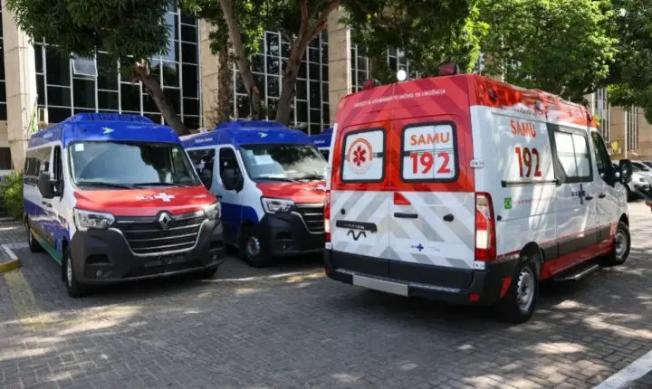 Governo do Estado entrega veículos para transporte de pacientes e ambulância do Samu a municípios piauienses