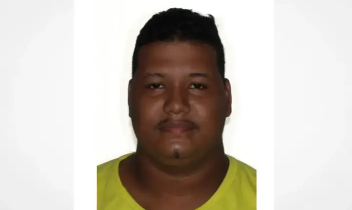 Criminosos com coletes da polícia arrombam casa e executam homem em Teresina