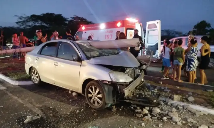 Casal fica ferido após bater carro contra poste na zona Leste de Teresina